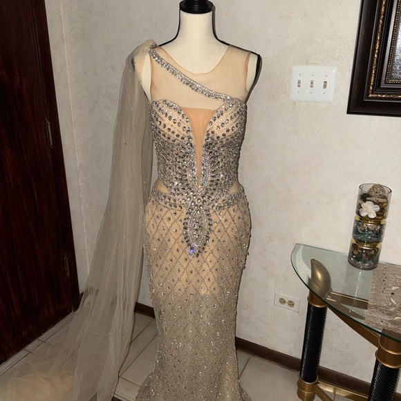 ✨ Custom Luxury Evening Gown – Worn Once ✨ - Picture 3 of 10